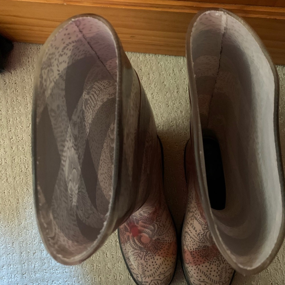 Burberry Rain Boots! Excellent condition! - Picture 9 of 9